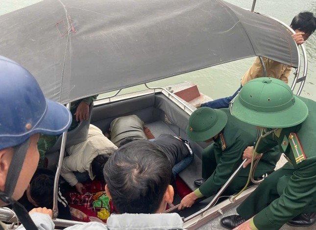 Bộ đội cứu ngư dân gặp nạn trên biển