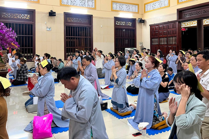 TP.HCM: Người dân tấp nập lên chùa cúng sao giải hạn