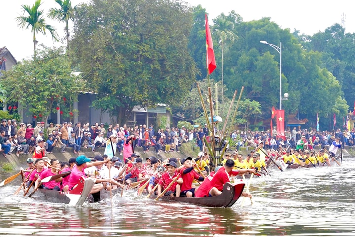 Sôi động giải đua trải truyền thống trên sông Vực