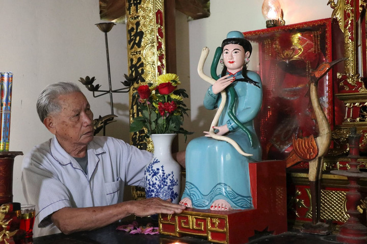 Ngôi đền linh thiêng 400 năm tuổi thờ thần rắn