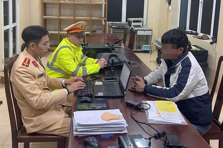 Xử phạt tài xế ô tô đầu kéo cản xe ưu tiên