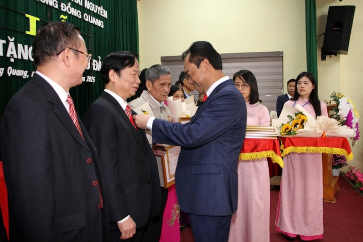 Thái Nguyên: Lãnh đạo tỉnh trao Huy hiệu Đảng cho các đảng viên