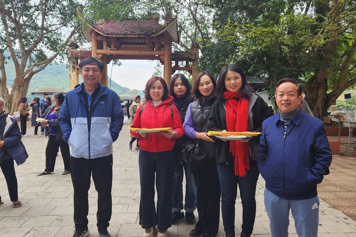 Hàng vạn du khách đi đền Cửa Đạt cầu may đầu năm mới