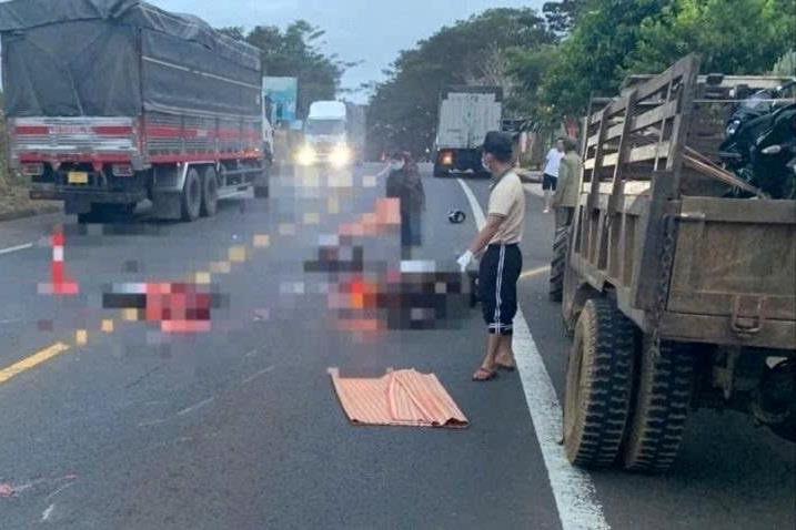 Vượt xe máy cày, hai người tử vong