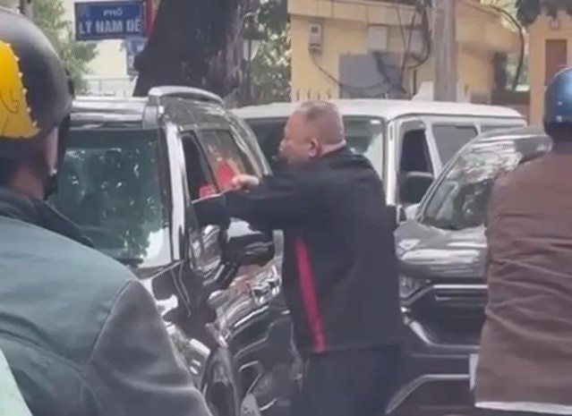 Hà Nội: Đấm tài xế vì "di chuyển chậm" qua cửa rạp cưới