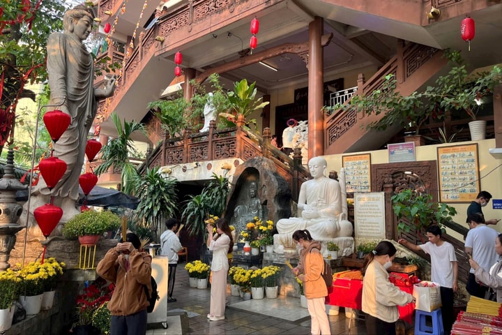 Người dân Cần Thơ lễ chùa cầu an ngày Rằm tháng Giêng