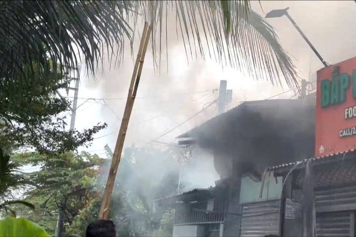 Phá hai lớp cửa cuốn chữa cháy nhà cấp 4 ở TP.HCM