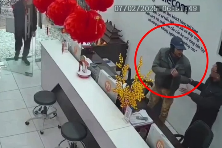 Bắt giữ đối tượng cầm dao đe dọa nữ nhân viên cửa hàng