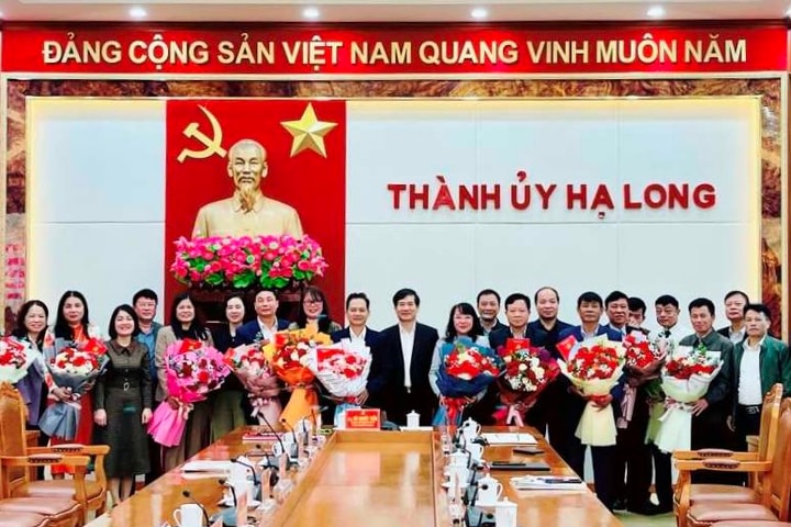 TP. Hạ Long: 12 cán bộ tự nguyện xin nghỉ hưu trước tuổi