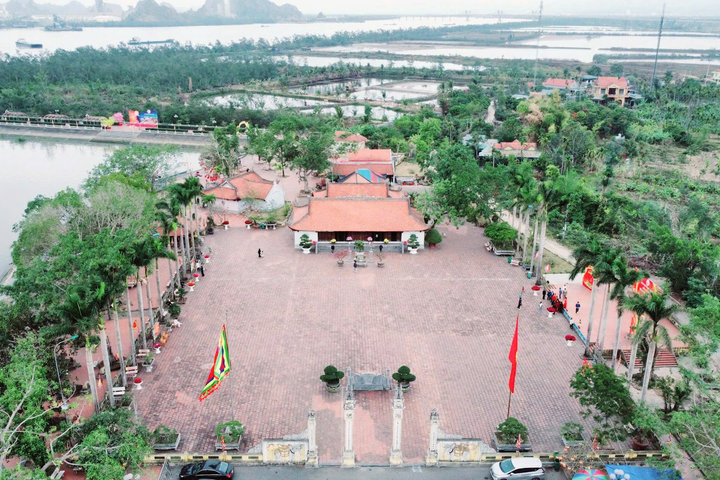 Đền Trần Hưng Đạo - Miếu Vua Bà thu hút người dân dịp đầu năm
