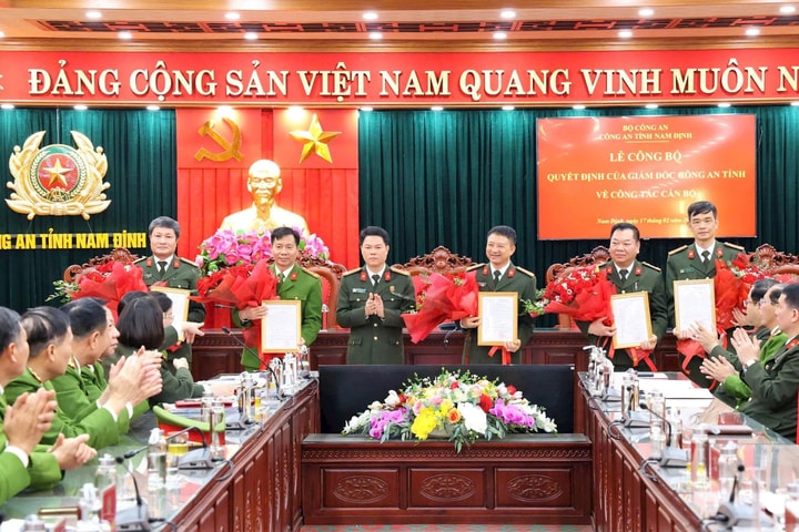 10 cán bộ lãnh đạo cấp phòng Công an Nam Định xin nghỉ hưu trước tuổi