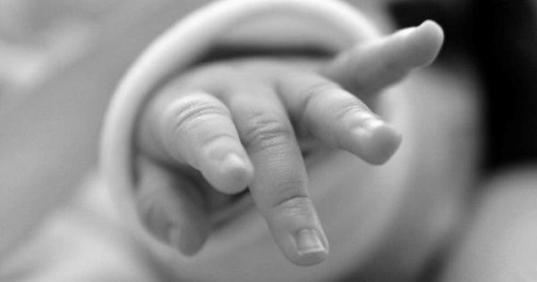 Điều tra vụ bé gái 5 tháng tuổi tử vong khi gửi qua đêm ở điểm trông trẻ "tại gia"