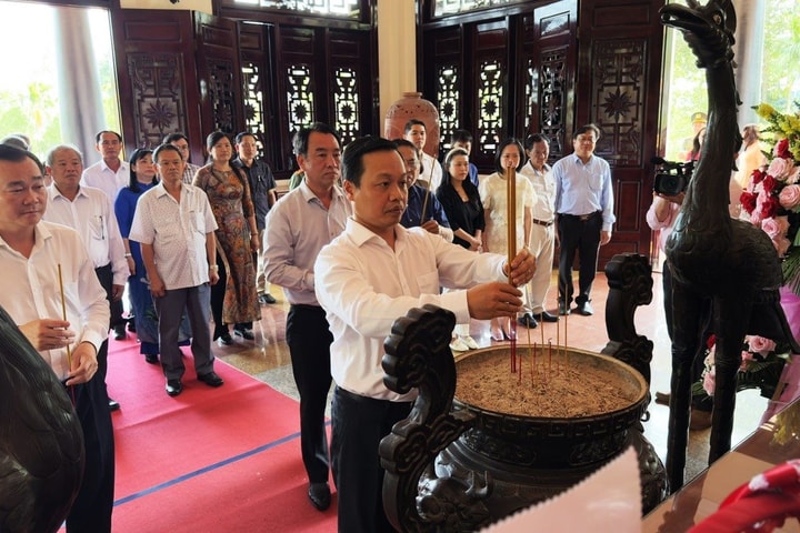 Dâng hương tưởng niệm Chủ tịch Hội đồng Bộ trưởng Phạm Hùng