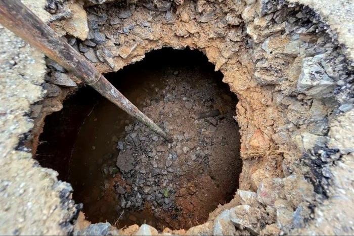 Xuất hiện hố sụt lún lớn trên huyện lộ 8 Hà Tĩnh