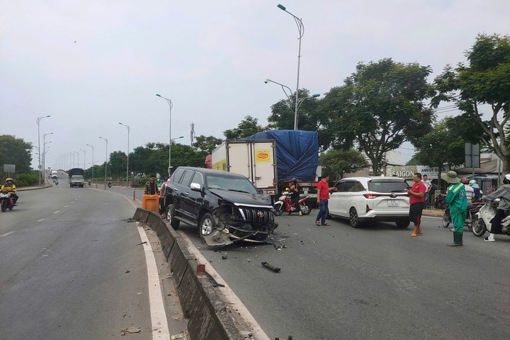 Đầu xe ô tô vỡ nát sau va chạm với xe tải