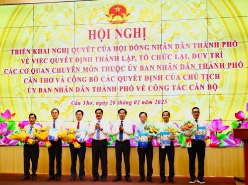 TP Cần Thơ: Công bố 39 quyết định về công tác cán bộ