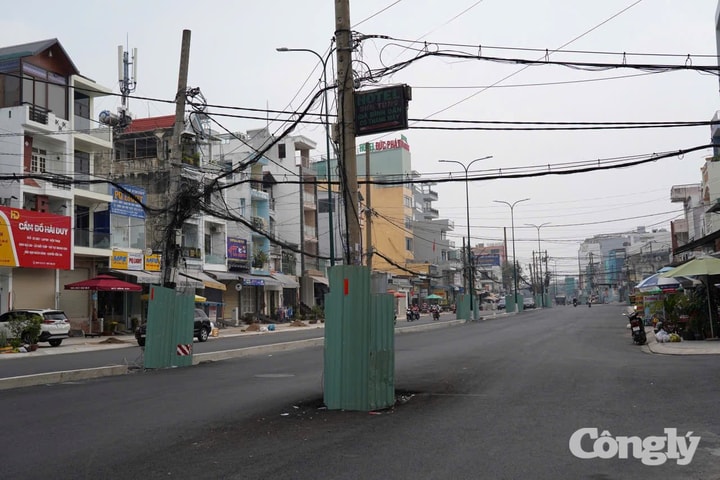 Dự án hàng ngàn tỷ ở TP.HCM bị bao phủ bởi cột điện, lô cốt