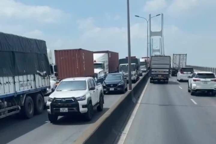 5 xe tông nhau trên cầu Phú Mỹ, giao thông ùn ứ