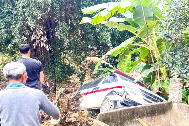 Xe cấp cứu lao xuống vực khi chở thi thể nữ sinh gặp nạn