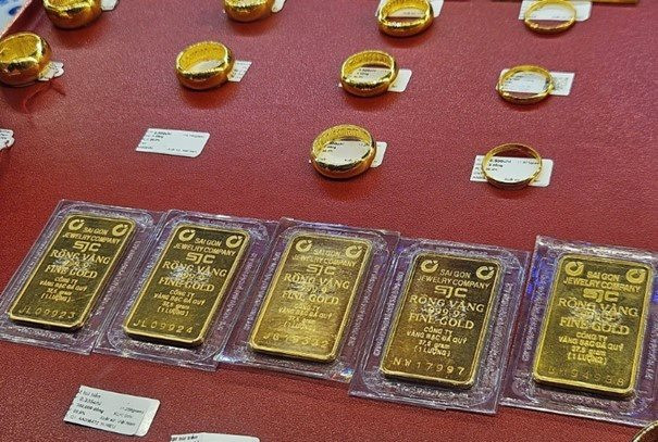 Giá vàng hôm nay 22/2: Bất ngờ giảm mạnh hai chiều
