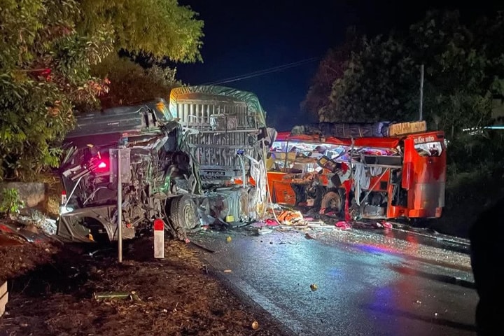 6 người chết trong vụ xe khách va chạm với xe đầu kéo