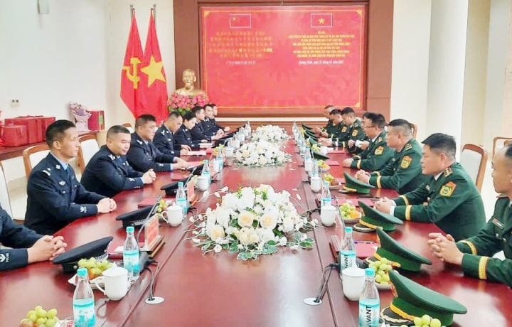 Hội đàm giữa Trạm kiểm tra Biên phòng xuất, nhập cảnh Phòng Thành và Đồn Biên phòng cửa khẩu cảng Vạn Gia