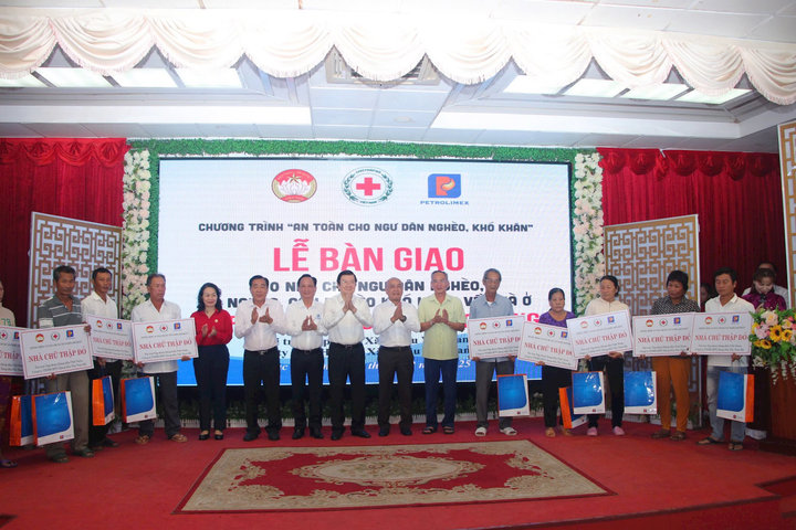 Tặng 100 căn nhà cho người dân có hoàn cảnh khó khăn