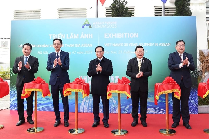 Khai mạc Triển lãm ảnh "Hành trình 30 năm Việt Nam tham gia ASEAN"