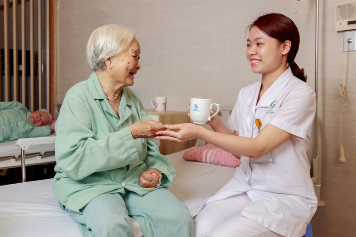 Mục tiêu tới năm 2030, 100% người cao tuổi có thẻ bảo hiểm y tế