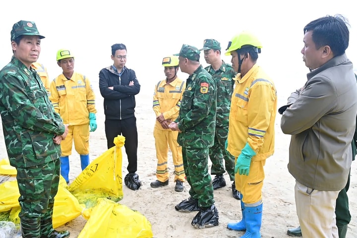 Khoảng 30 tấn dầu tràn vón cục trôi vào bờ biển Lăng Cô