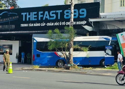 Xe ô tô đưa đón học sinh va chạm khiến hàng chục học sinh hoảng loạn