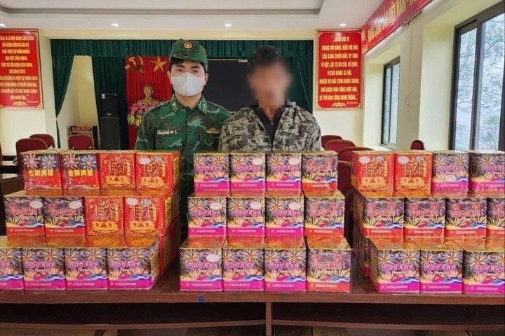 Bắt giữ đối tượng vận chuyển gần 100kg pháo nổ