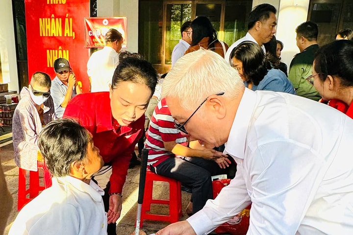 Bình Dương: Ấm áp phiên chợ “0 đồng”