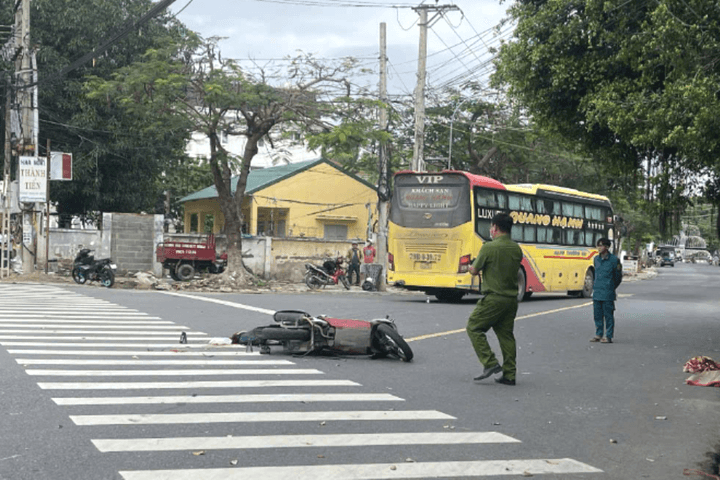 Va chạm với xe khách, một thầy giáo tử vong thương tâm
