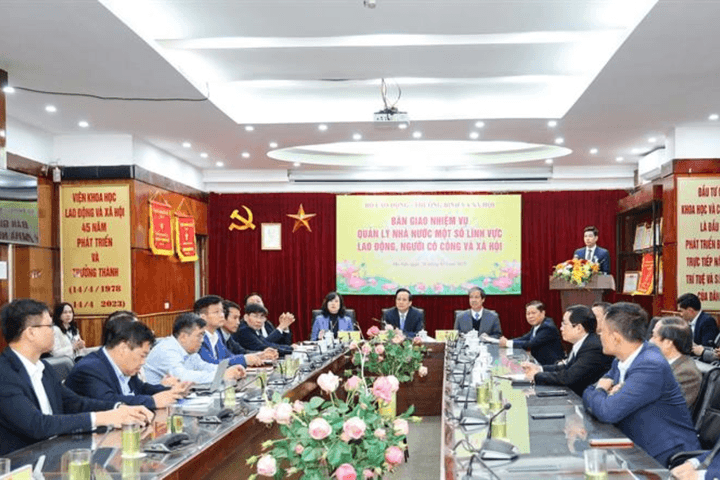 Bộ Giáo dục và Đào tạo tiếp nhận 17 trường đại học, cao đẳng, doanh nghiệp