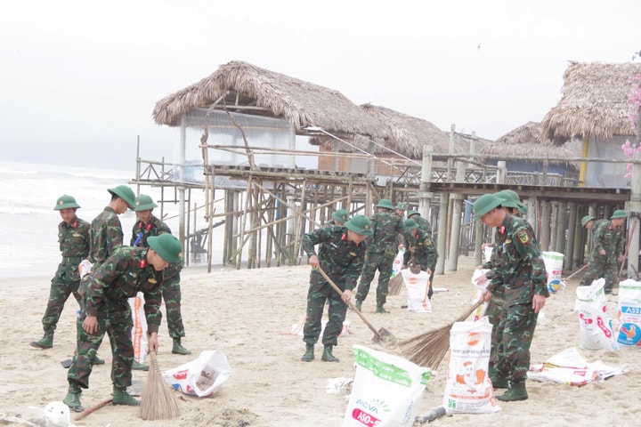 Thu gom hàng chục tấn dầu vón cục trôi dạt tại bờ biển Lăng Cô