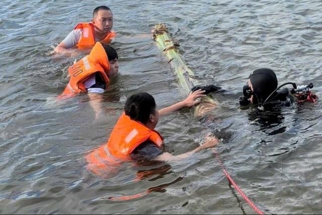 Hai học sinh đuối nước thương tâm