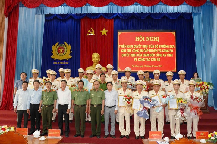 Công bố quyết định giải thể Công an cấp huyện tại Cà Mau