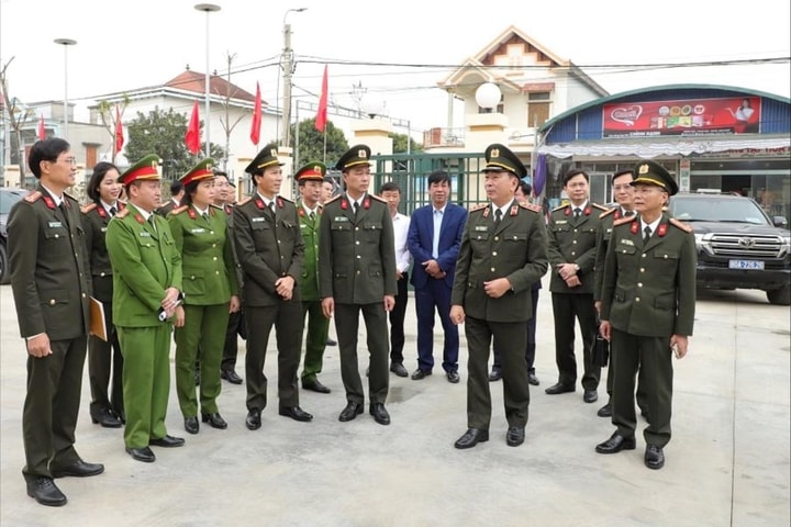 Thứ trưởng Bộ Công an thăm và kiểm tra mô hình tổ chức bộ máy mới tại Công an xã Thanh Nghị