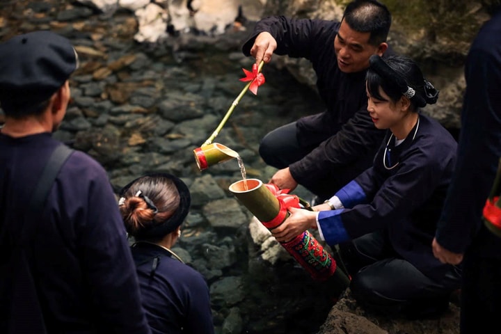 Rước nước thiêng đầu nguồn Pác Bó