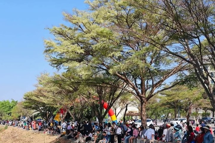 Người dân "chen chân" xem đua thuyền độc mộc trên dòng sông Đăk Bla