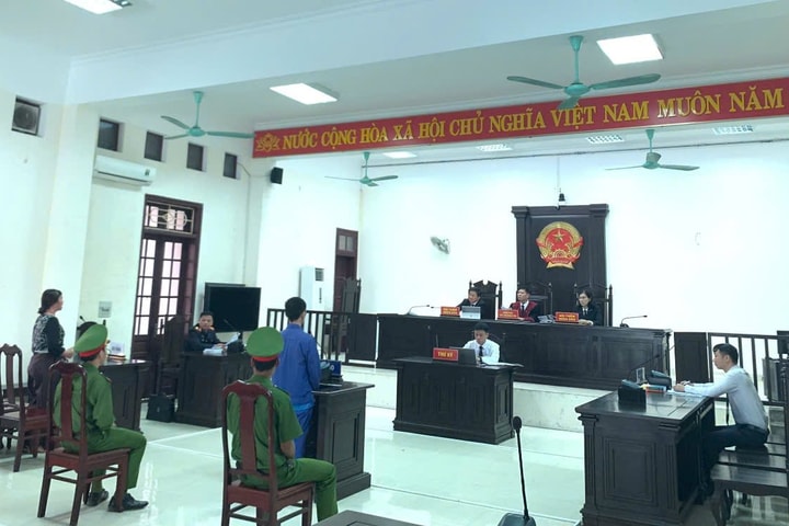 Đột nhập các cửa hàng vàng bạc để trộm tài sản