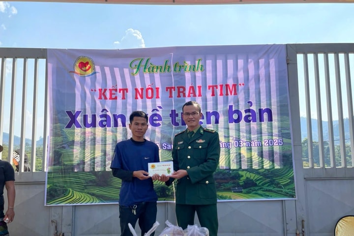 Trao hàng trăm suất quà cho học sinh và người dân nghèo vùng biên giới