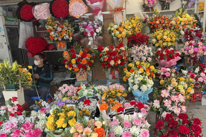 Không khí nhộn nhịp chợ hoa trước ngày 8/3