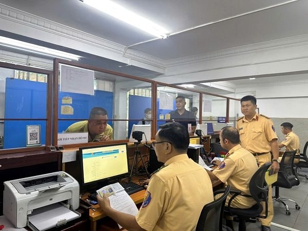 CSGT TP.HCM tiếp nhận hơn 1.300 hồ sơ cấp, đổi GPLX sau 4 ngày