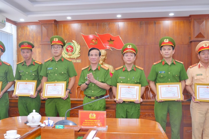 Khen thưởng các cá nhân triệt phá vụ vận chuyển trái phép chất ma túy