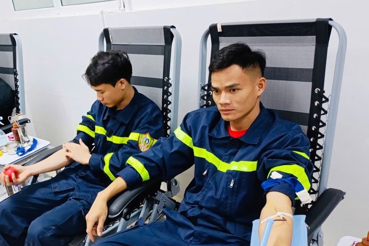Cán bộ, chiến sĩ Cảnh sát PCCC hiến máu giúp bệnh nhân qua cơn nguy kịch