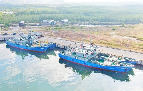 Bộ CHQS Kiên Giang tiếp nhận 4 tàu dịch vụ hậu cần nghề cá