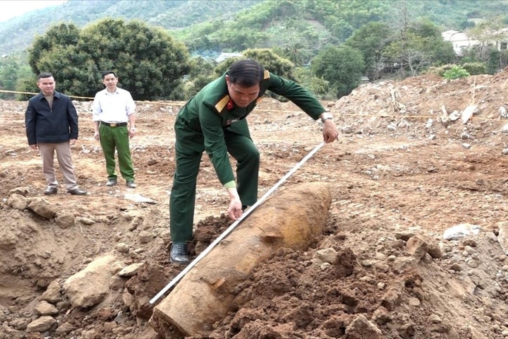 Phát hiện vật thể nghi là bom khi san nền công trình