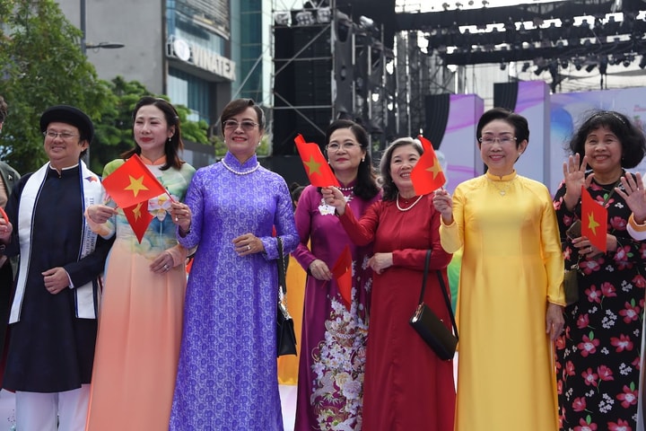 Hơn 3.000 người đồng diễn áo dài ở Phố đi bộ Nguyễn Huệ